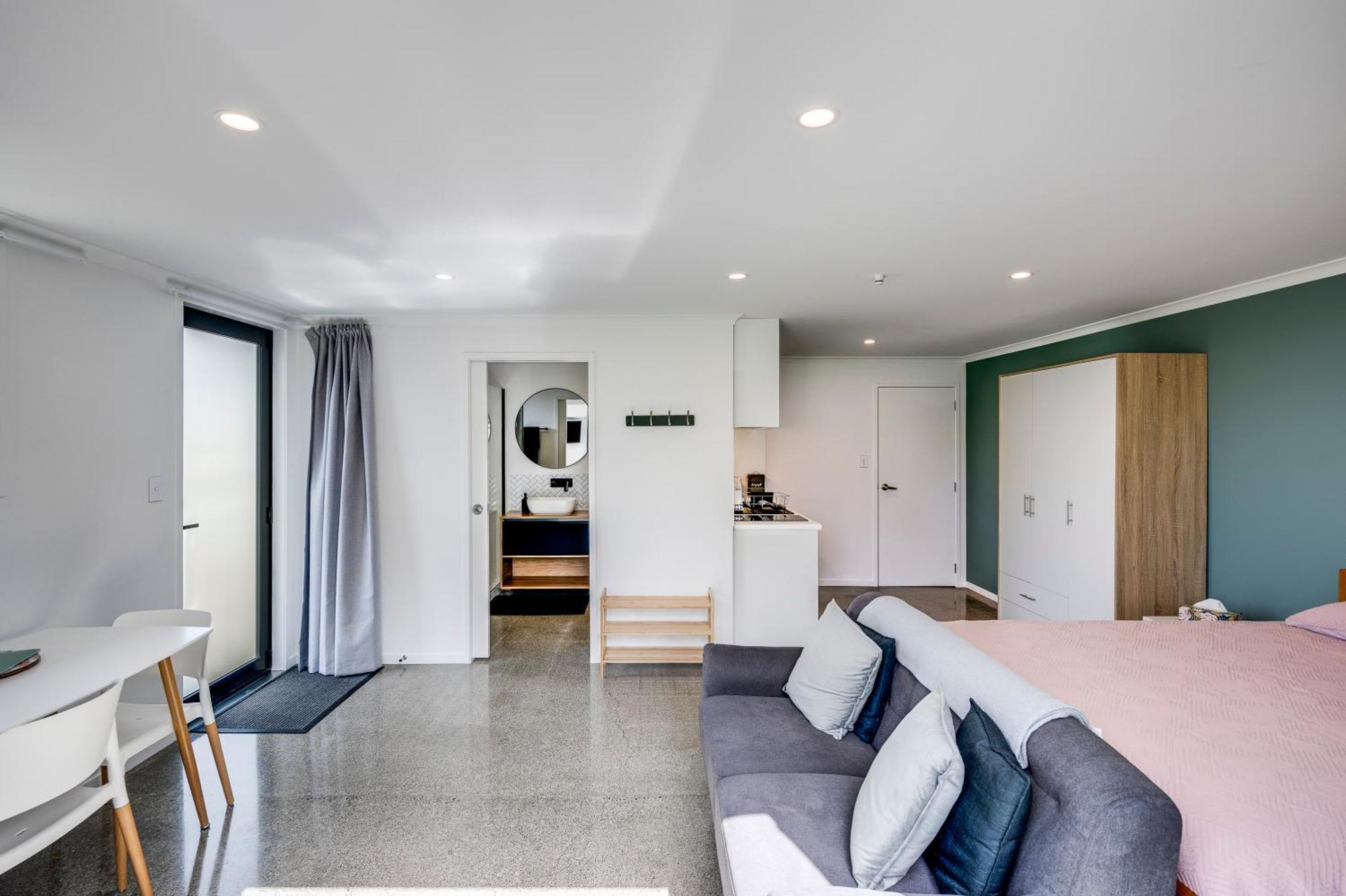 Modern Studio Near Clive River Екстериор снимка