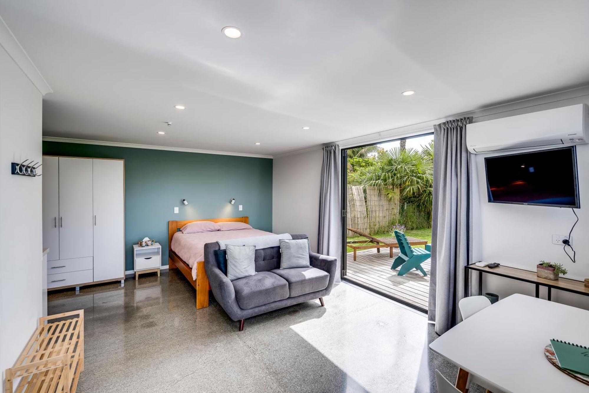 Modern Studio Near Clive River Екстериор снимка