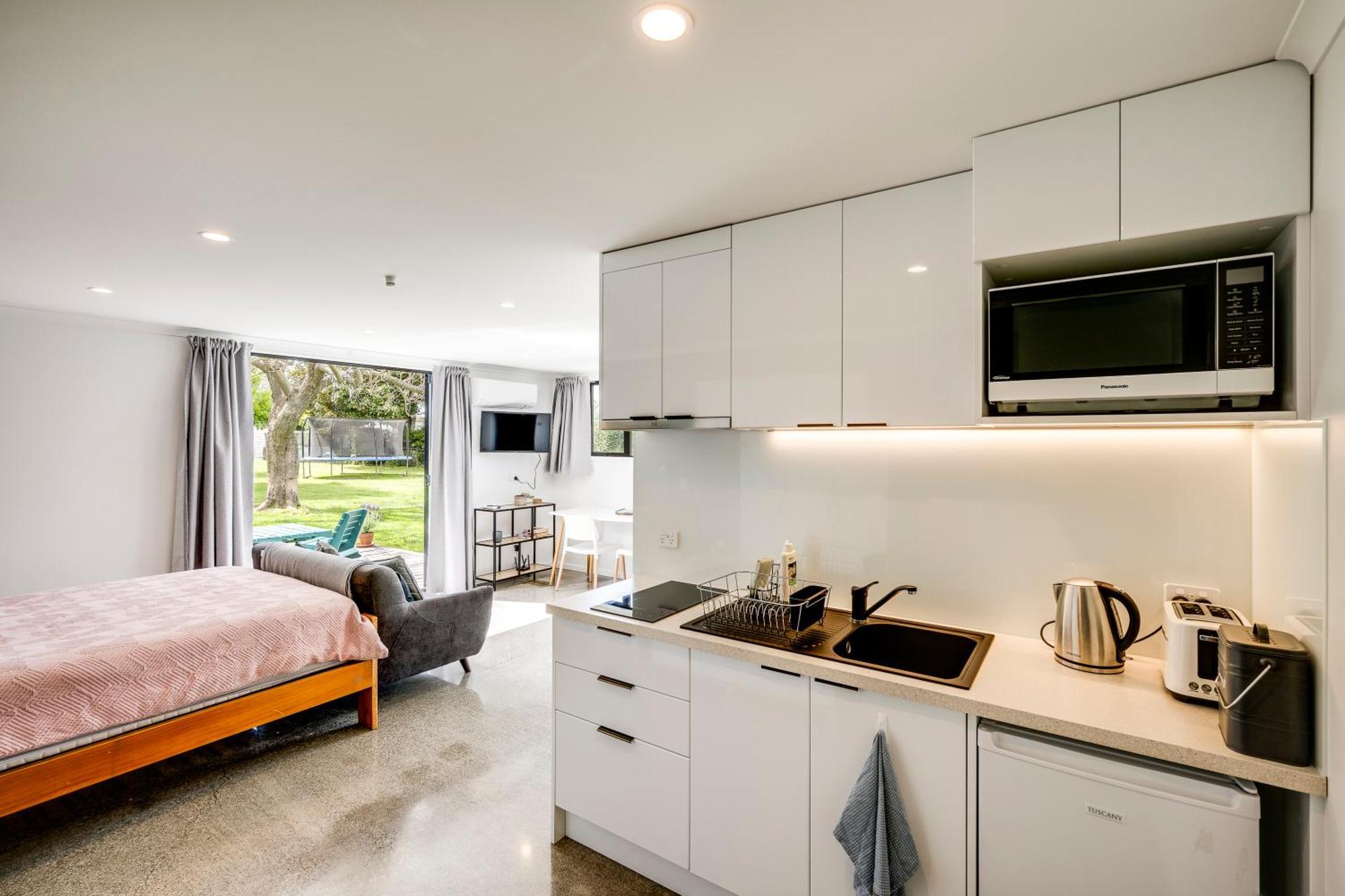 Modern Studio Near Clive River Екстериор снимка