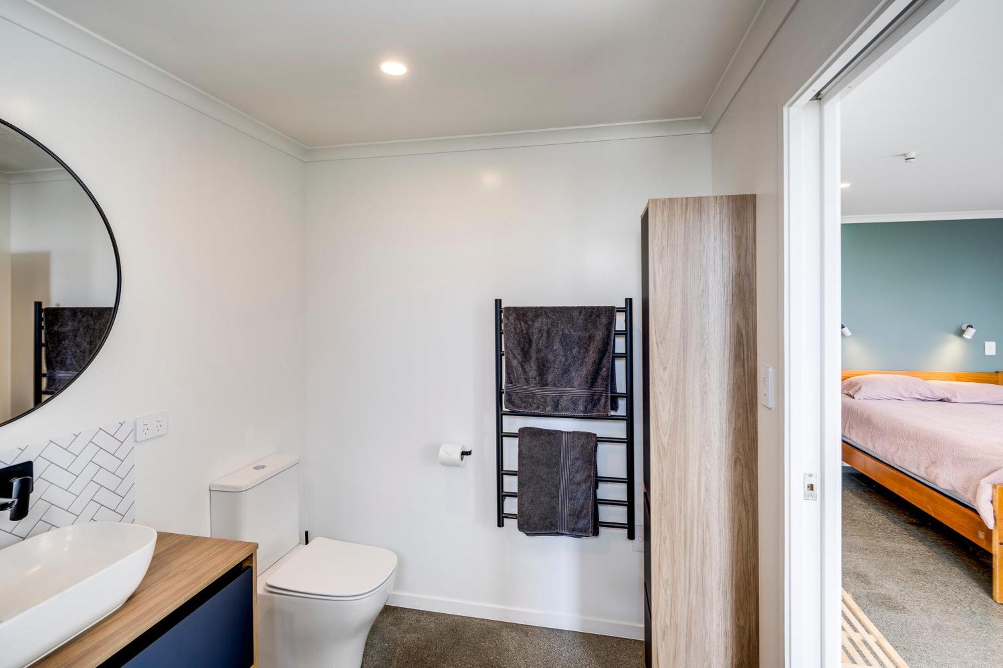Modern Studio Near Clive River Екстериор снимка