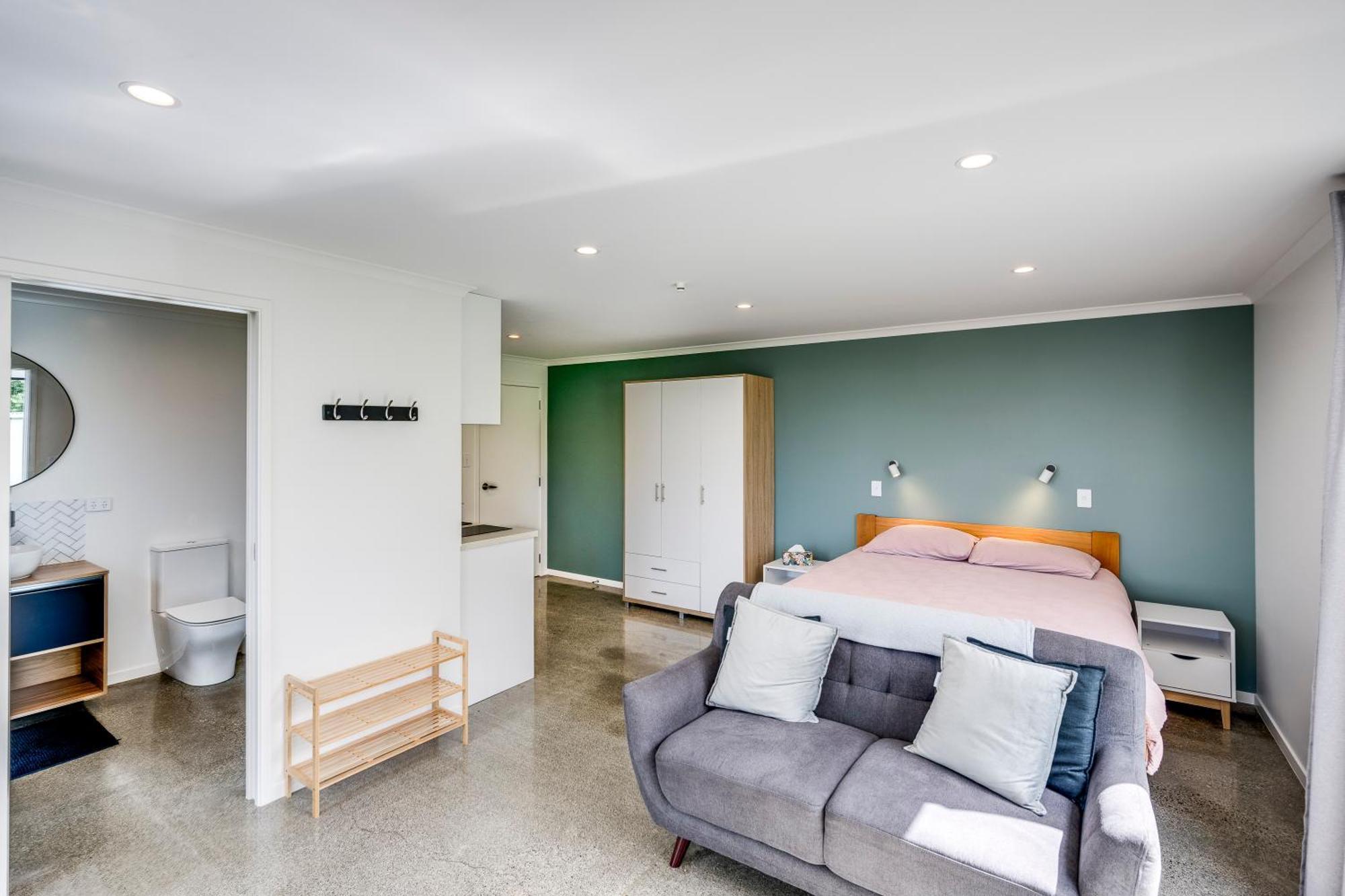 Modern Studio Near Clive River Екстериор снимка