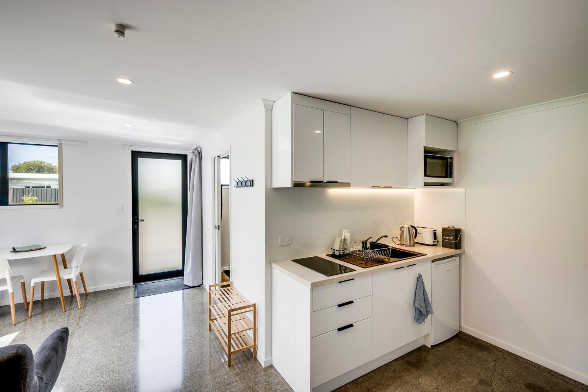 Modern Studio Near Clive River Екстериор снимка