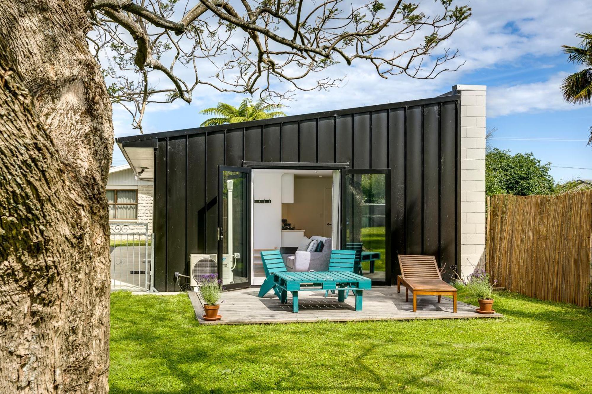Modern Studio Near Clive River Екстериор снимка